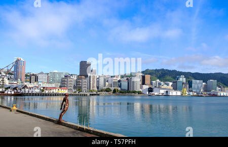 'Solace dans le vent' sculpture et skyline, Wellington, Île du Nord, Nouvelle-Zélande Banque D'Images