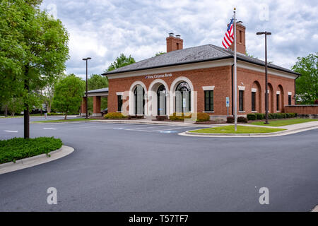 HOPE MILLS, NC - CIRCA Avril 2019 : First Citizens Bank, rue Main Banque D'Images