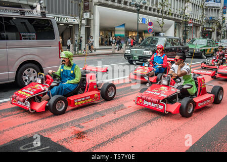 Un groupe de go-karts sur la rue principale de quartier Shibuya, Tokyo, Japon Banque D'Images