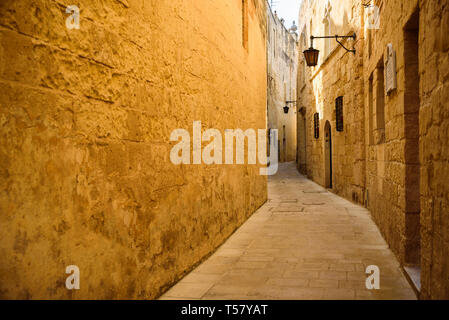 Mdina, Malte - Février 15, 2019 : avis de l'ancienne rue de Mdina à sunny day Banque D'Images