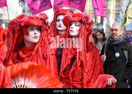 Sang de l'Extinction du groupe théâtral. Rébellion d'extinction des militants, le changement climatique, de protestation Place du Parlement, Londres. UK Banque D'Images