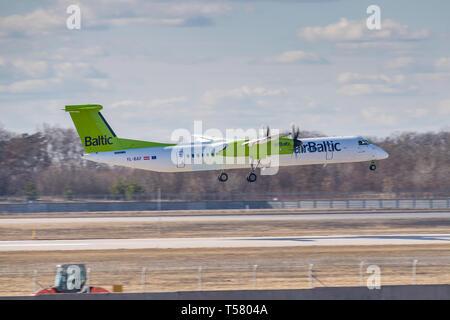 Kiev, Ukraine - le 17 mars 2019 : Air Baltic De Havilland Canada DHC-8-400 le roulage vers la piste de l'aéroport Banque D'Images