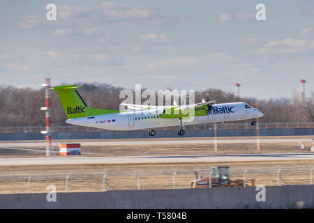 Kiev, Ukraine - le 17 mars 2019 : Air Baltic De Havilland Canada DHC-8-400 le roulage vers la piste de l'aéroport Banque D'Images