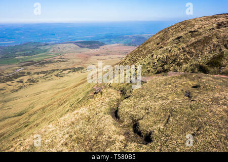 Vue depuis l'autre côté de la falaise de foin Wye Valley vers Hay on Wye Powys Pays de Galles UK, Mars 2019 Banque D'Images