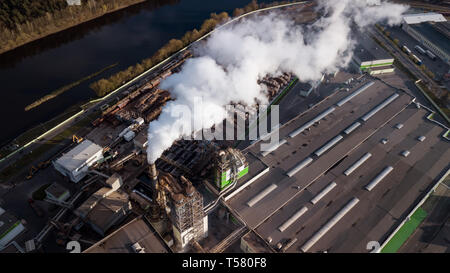 Photographie aérienne usine pour la transformation du bois. La fumée des cheminées. Banque D'Images