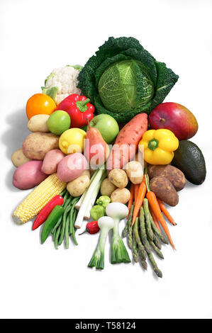 Sélection de fruits et légumes sur fond blanc avec ombre Banque D'Images