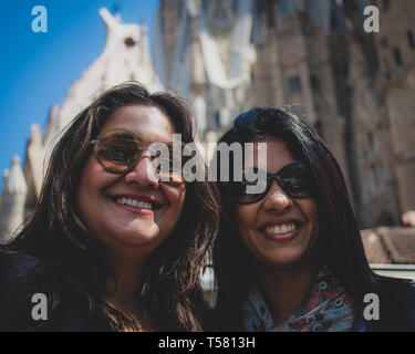 Barcelone Espagne. 13 avril 2019. Les femmes d'origine indienne dans les lunettes posent dans le contexte de la Tours de La Sagrada Familia et de ciel bleu à Barcelone. Banque D'Images
