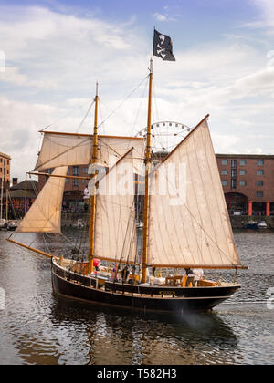 Bateau de pirate à l'Albert Dock de Liverpool pour le Festival Pirate Banque D'Images