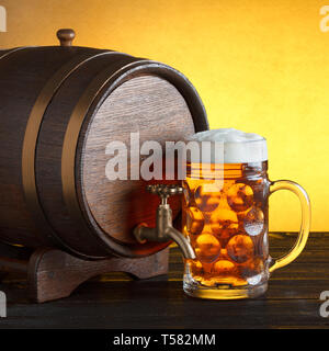 Vintage beer barrel avec grand verre de bière sur la table en bois de la vie encore, copy space Banque D'Images