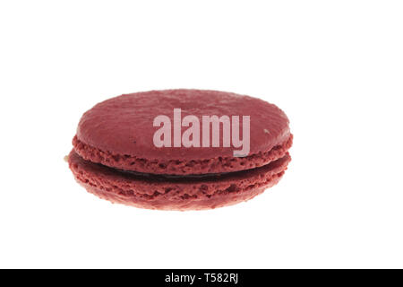 Délicieux macaron rouge isolé sur fond blanc. Dessert français Banque D'Images