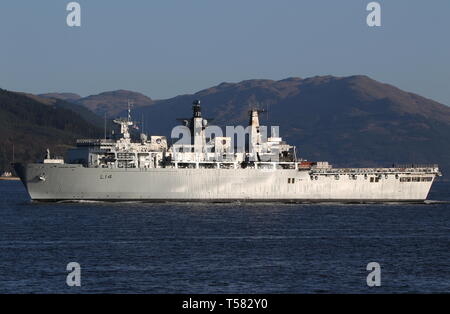 L'Albion (L14), une classe d'Albion de débarquement amphibie exploités par la Marine royale, passant Gourock au début de l'exercice Joint Warrior 19-1. Banque D'Images