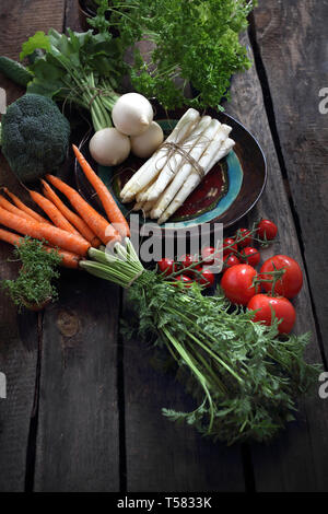 Des légumes biologiques directement depuis le jardin, carottes, radis, brocolis, asperges, tomates. Banque D'Images