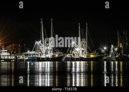 Bateaux de pêche amarré au port dans la nuit. Banque D'Images