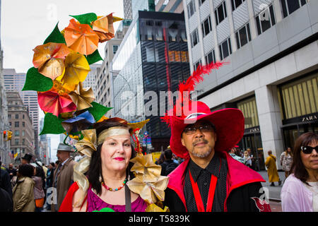 New York, NY - 21 avril 2019. Un couple avec des chapeaux à l'Easter Parade de capot et le Festival sur la Cinquième Avenue de New York. Banque D'Images