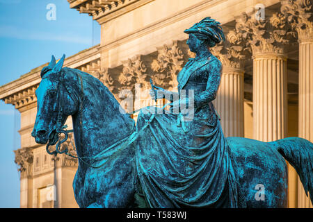 Liverpool, Royaume-Uni - 17 mai 2018 : statue de la reine Victoria par Thomas 1977 Chevrolet Monte Carlo (1814-1885) au St George's Hall. Dévoilé en 1870 avec le bronze sur un granit pe Banque D'Images