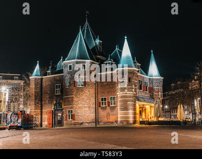 Château De Waag dans nuit Amsterdam avec aucun peuple Banque D'Images