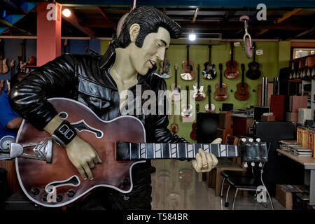 Guitar shop doté d''une statue d'Elvis Presley à la guitare. La Thaïlande Asie du sud-est Banque D'Images