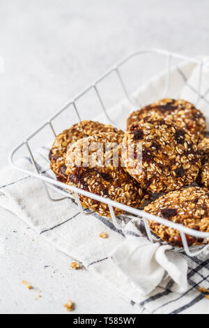 L'avoine vegan cookies au sésame. Concept alimentaire végétarien sain. Banque D'Images