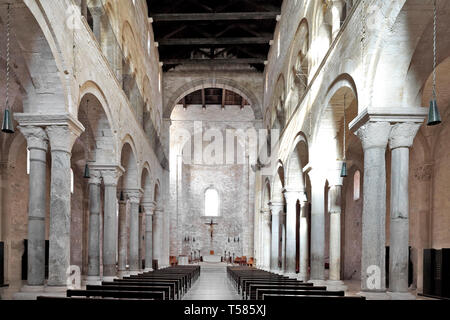 Trani, Italie - Pouilles / 2014/08/24 : Intérieur de la cathédrale de Saint Nicolas Le Pèlerin - Cattedrale di San Nicola Pellegrino - sur la Piazza Duomo Banque D'Images