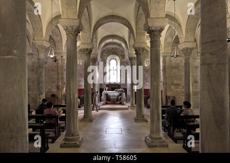 Trani, Italie - Pouilles / 2014/08/24 : Intérieur de la cathédrale de Saint Nicolas Le Pèlerin - Cattedrale di San Nicola Pellegrino - sur la Piazza Duomo Banque D'Images