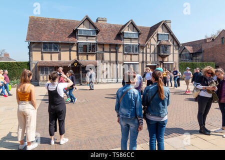 Stratford Upon Avon, Warwickshire, Royaume-Uni - 19 Avril 2019 : les touristes en dehors de Shakespeare birthplace par une chaude journée de printemps Banque D'Images