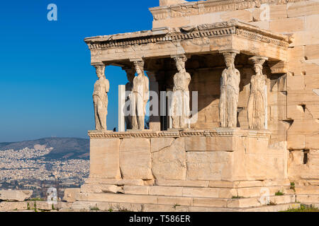 Ancient Erechtheion temple avec porche à caryatide sur l'Acropole près de Parthénon, Athènes, Grèce. Banque D'Images