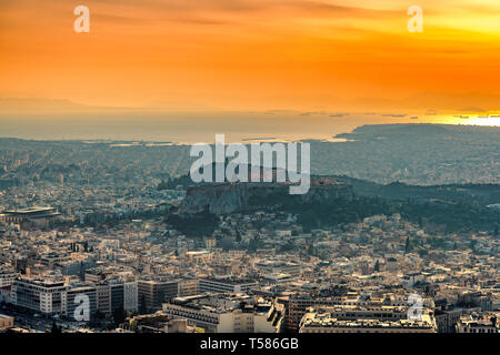 Vue du coucher de soleil d'Athènes et l'Acropole avec le Parthénon, Athènes, Grèce. Banque D'Images