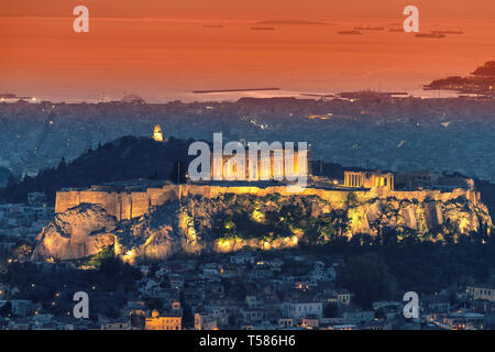 Vue du coucher de soleil d'Athènes et l'Acropole avec le Parthénon, Athènes, Grèce. Banque D'Images