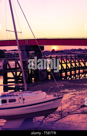 Le sentier à Littlehampton bridge au coucher du soleil sur un jour d'été Banque D'Images