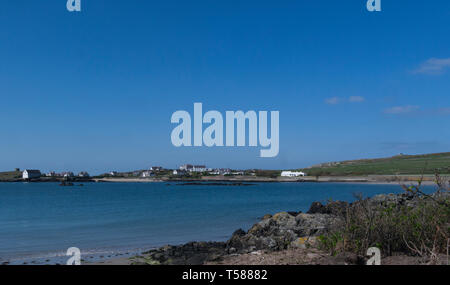Vue sur Borthwen à Rhoscolyn village sur l'île Saint Isle of Anglesey au nord du Pays de Galles UK vu de tous les pays de Galles sentier du Littoral Banque D'Images