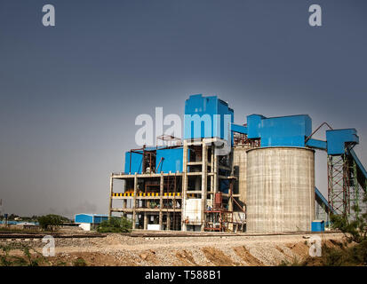 Une usine pour la fabrication de briques et de matériaux de construction en Inde Banque D'Images