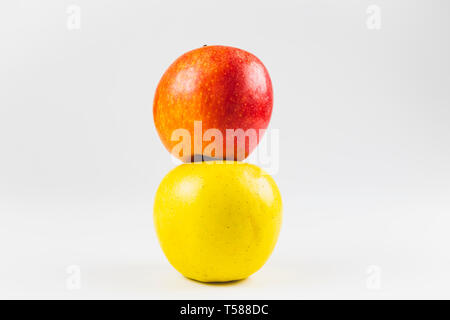 Vue rapprochée d'une rouge et jaune sur fond blanc fruits apple Banque D'Images
