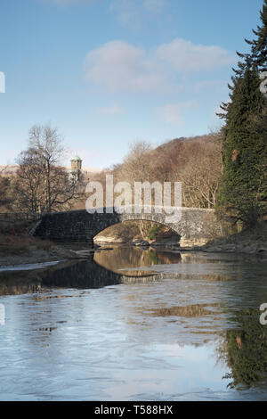 Haut de Carreg ddu-Penycarreg le réservoir avec le barrage du réservoir au-delà de la vallée de l'Elan Wales Royaume-Uni Banque D'Images