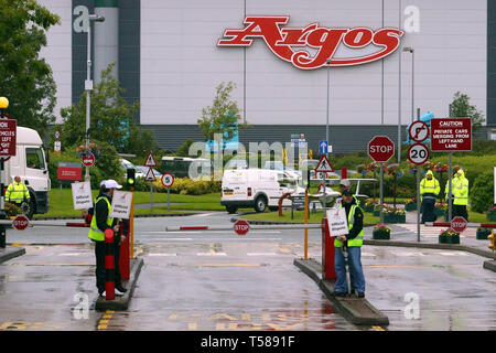 Grève des travailleurs du centre de distribution Argos après une ligne plus de payer. Distribution Heywood Park. 17/07/2008 Banque D'Images