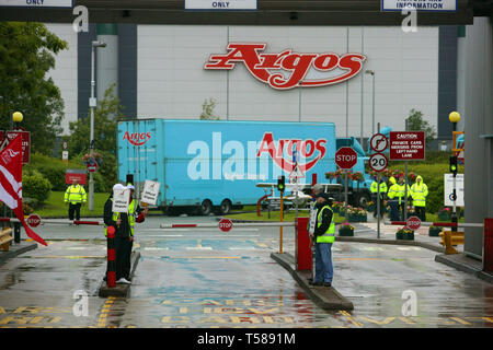 Grève des travailleurs du centre de distribution Argos après une ligne plus de payer. Distribution Heywood Park. 17/07/2008 Banque D'Images