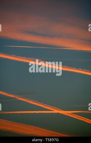 Des traînées de vapeur dans le ciel du soir sur Londres. 28/09/2008 Banque D'Images