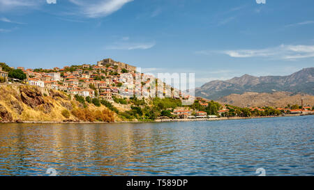 Vue panoramique de la ville traditionnelle Mithymna, également appelé Molyvos, avec la forteresse sur la colline, le bord de l'eau de la Mer Egée du nord, Lesbos, Grèce Banque D'Images