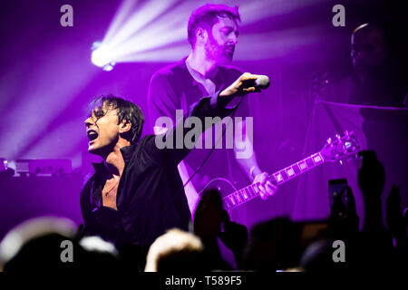 Brett Anderson de Suede effectue sur scène à l'O2 Academy Newcastle, le 15 avril 2019, la première de leur tournée 2019. Banque D'Images