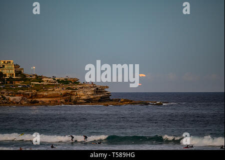 Pleine lune s'élève au-dessus de Bondi Beach, Sydney, Australie Banque D'Images