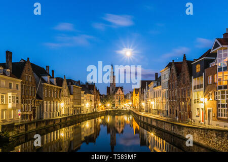 Canal Spiegelrei et Jan Van Eyck Square à Brugge, Belgique Banque D'Images