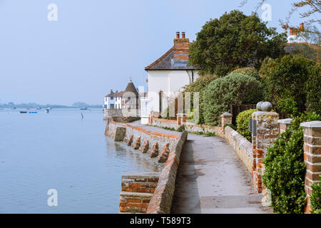 Sentier de rivage promenade autour du village sur Bosham Creek à marée haute dans le port de Chichester. Bosham, West Sussex, Angleterre, Royaume-Uni, Grande-Bretagne Banque D'Images