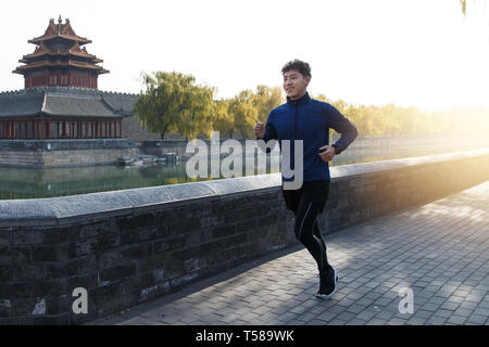 Les jeunes hommes de jogging en plein air Banque D'Images