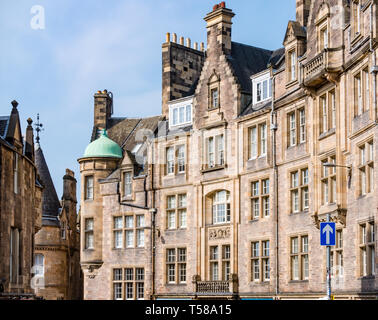 Voir des bâtiments, Victoria Street, Édimbourg, Écosse, Royaume-Uni le jour ensoleillé, ciel bleu Banque D'Images