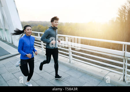 Les jeunes couples de jogging en plein air Banque D'Images