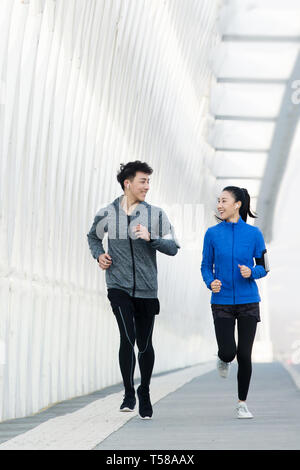 Les jeunes couples de jogging en plein air Banque D'Images