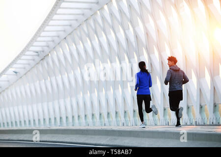 Les jeunes couples de jogging en plein air Banque D'Images
