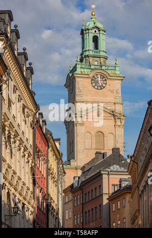 Les tour de Storkyrkan s'élève au-dessus des bâtiments colorés de Gamla Stan's de façon descriptive nommé Storkyrkobrinken (Grande Église pente) Banque D'Images