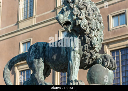 L'un de Bernard Fouquet's deux lions en bronze 1704 Lejonbacken, Gamla Stan, qui ont été modelés sur des sculptures de marbre de la Villa Médicis à Rome. Banque D'Images