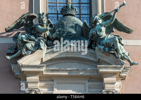 Bernard Foucquet Renomé du groupe sur le balcon de la galerie Bernadotte, représentant le Tre Kronor suédois blason & 2 déesses de la rumeur Banque D'Images
