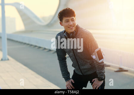 Les jeunes hommes de jogging en plein air Banque D'Images